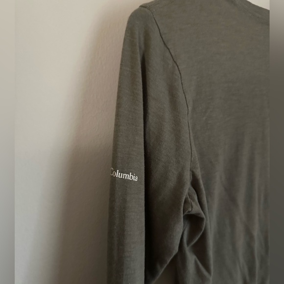 Columbia Soft Green Long Sleeved T Beaver with Beanie graphic Womens size Large - Picture 6 of 9